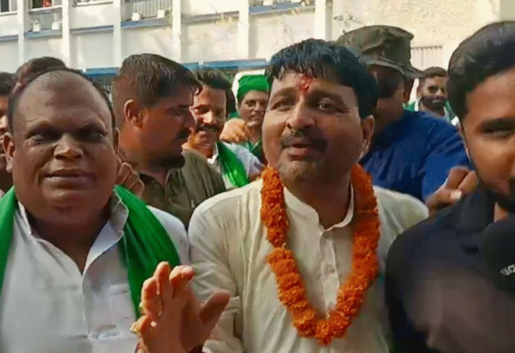 बरौली से राजद के उम्मीदवार दिलीप सिंह ने किया नामांकन, समर्थकों में उत्साह