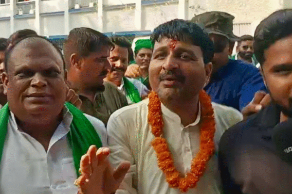 बरौली से राजद के उम्मीदवार दिलीप सिंह ने किया नामांकन, समर्थकों में उत्साह